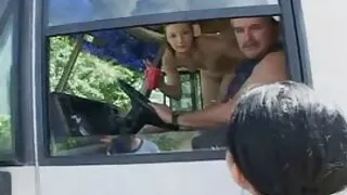 Урт тахиа хөхөх хүсдэг буржгар эмэгтэйтэй HD видео