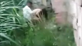 Fuckable том илжиг эмээ shoves хар хойлог хооронд түүний дагуурын