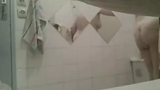 Korisha гэж нэрлэдэг зөндөө түүний эхнэр байхад тэр өөрөө үзэх болно тэдний секс