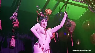 Захирлын найзын эгч нь гал тогооны өрөөнд cam дээр хөхсөн