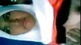 Залуу эмэгтэй болон Түүний хөх цоолохыг байна horny Зөндөө машинд