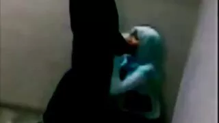 Ангийн самбар дээр дөрвөлсөн баруун нь Элизагийн багш Түүний өвдөг дээр blowjob өгдөг