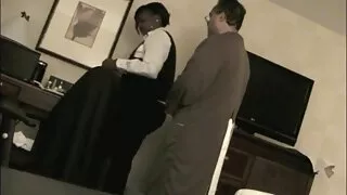 Залуу хар эмэгтэйчүүд хайртай зөндөө том тэргэнцэр