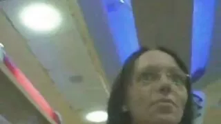 Угаалгын өрөөнд сорон авахад чиглэгдсэн залуу хүлээж омогтой секс Үсэрхэг pussy
